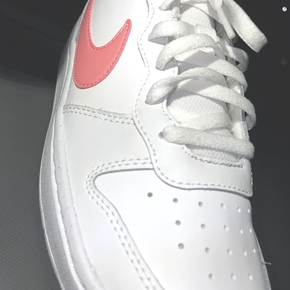 NIKE - Picture 2 of 4